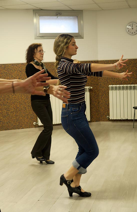 profesora enseña flamenco