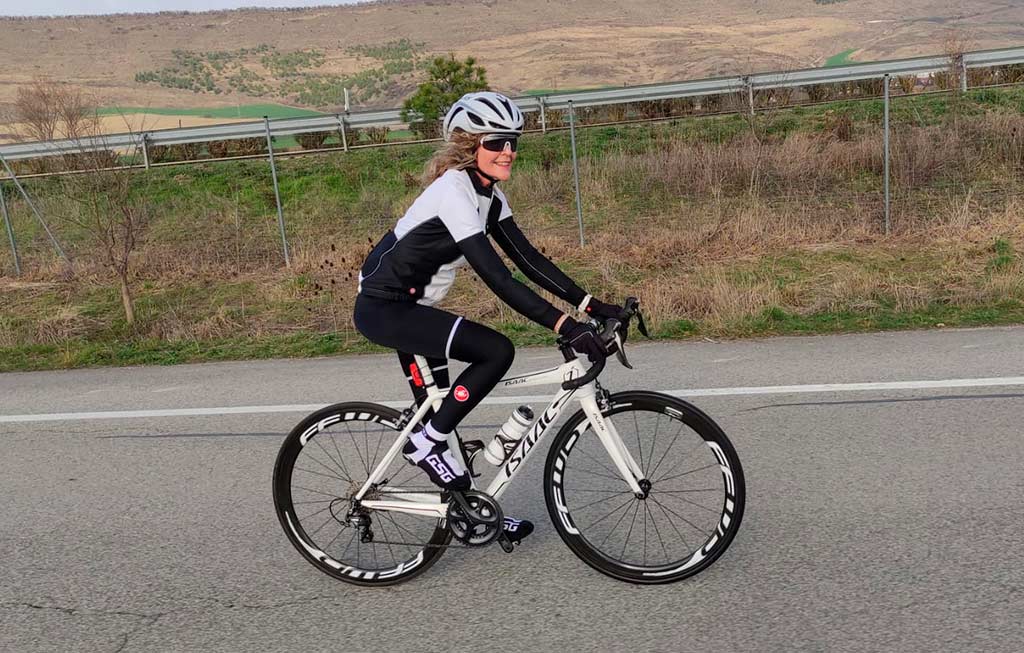 mujer andando en bicicleta de carretera