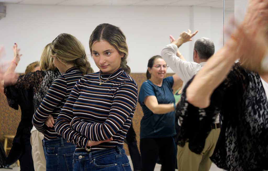 profesora y alumnos en clase de baile flamenco