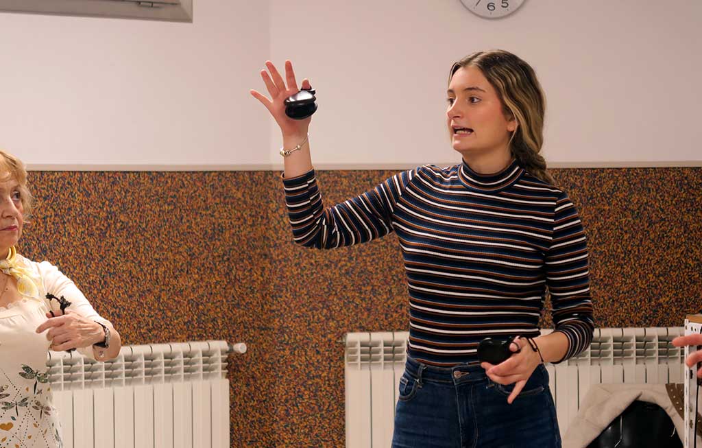profesora enseña cómo se tocan las castañuelas en baile flamenco